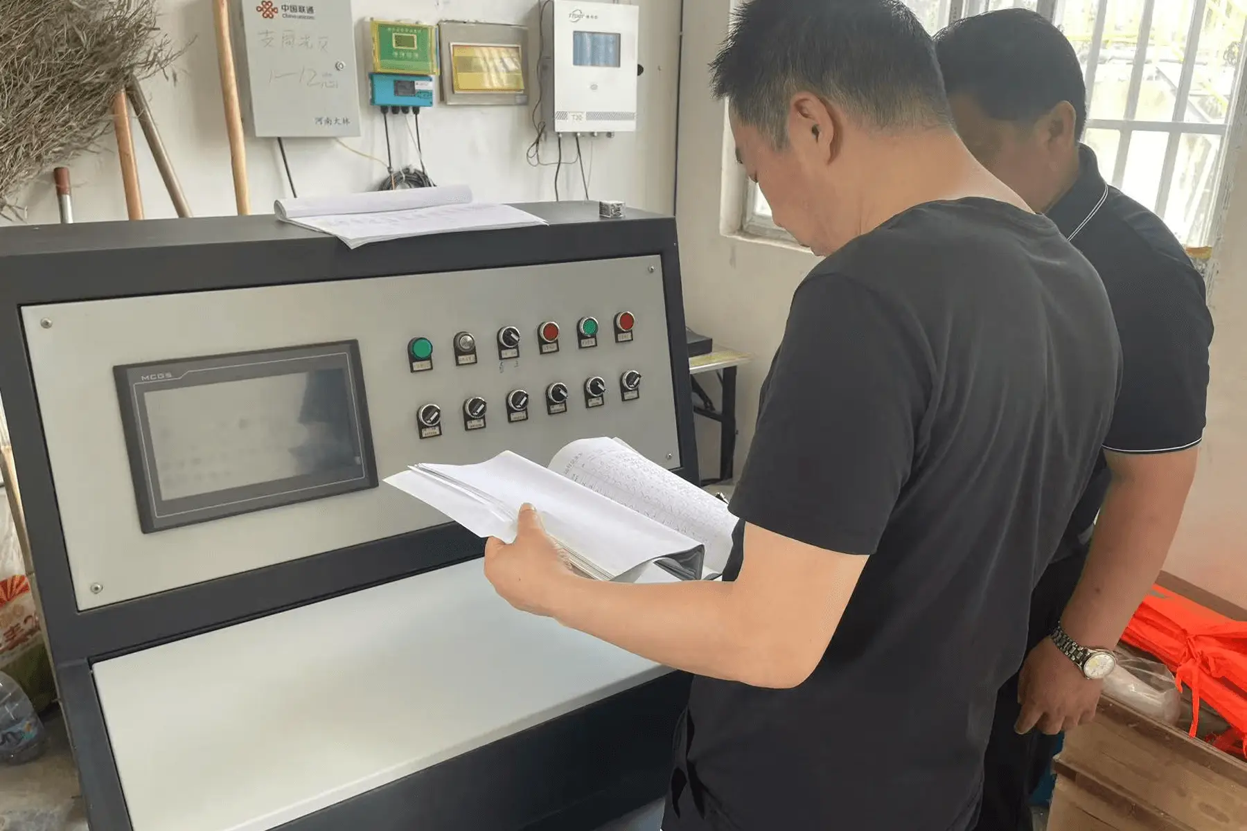 工程师与客户进行技术咨询