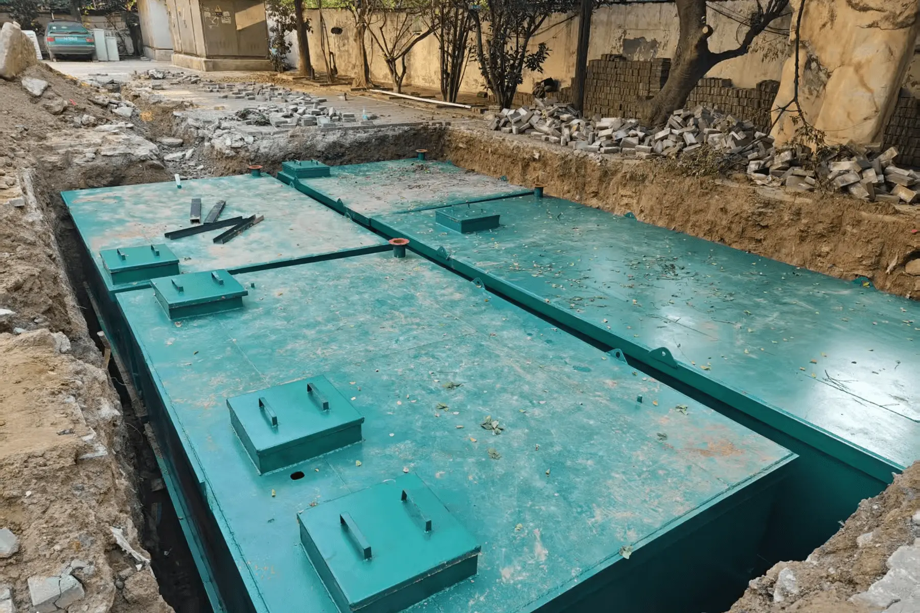 工程师现场安装调试设备